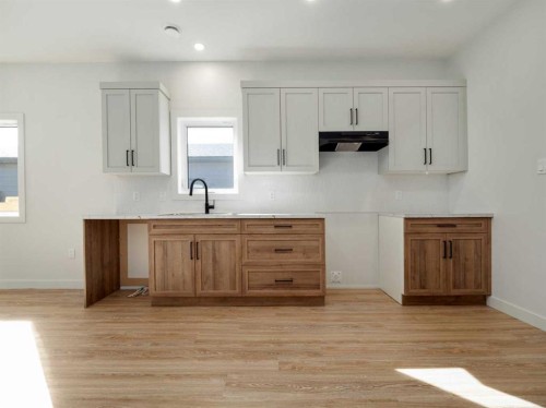 7042 48 Street, Taber, AB - Indoor Photo Showing Kitchen