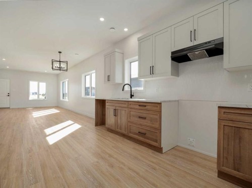 7042 48 Street, Taber, AB - Indoor Photo Showing Kitchen