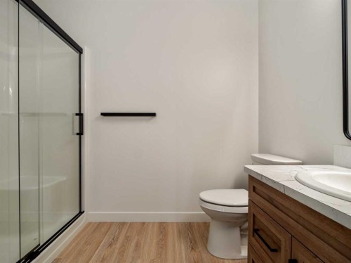 7042 48 Street, Taber, AB - Indoor Photo Showing Bathroom