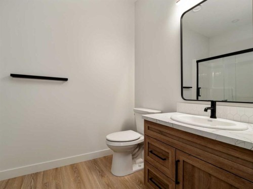 7042 48 Street, Taber, AB - Indoor Photo Showing Bathroom