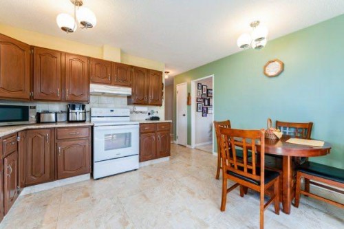 708 Bankview Close, Drumheller, AB - Indoor Photo Showing Kitchen