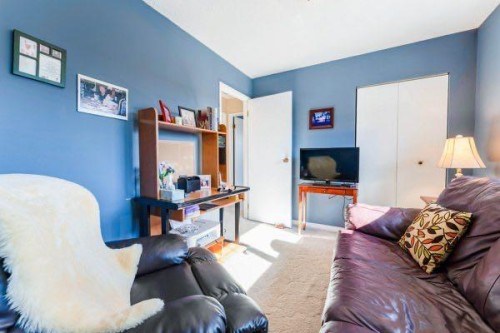 708 Bankview Close, Drumheller, AB - Indoor Photo Showing Bedroom