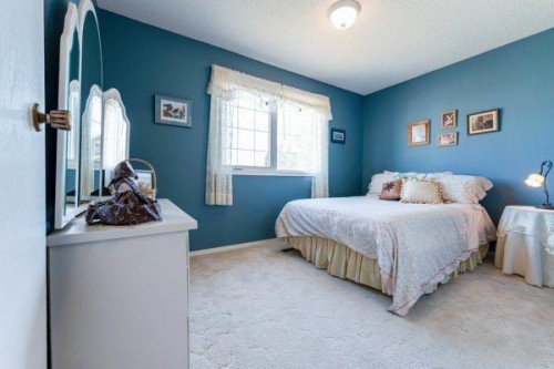 708 Bankview Close, Drumheller, AB - Indoor Photo Showing Bedroom
