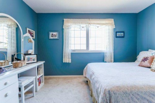 708 Bankview Close, Drumheller, AB - Indoor Photo Showing Bedroom