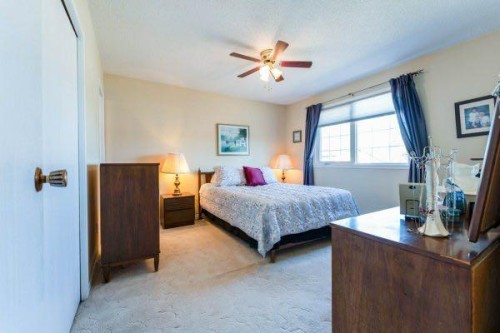 708 Bankview Close, Drumheller, AB - Indoor Photo Showing Bedroom
