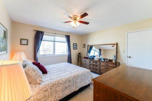 708 Bankview Close, Drumheller, AB - Indoor Photo Showing Bedroom