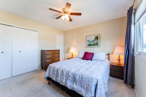 708 Bankview Close, Drumheller, AB - Indoor Photo Showing Bedroom