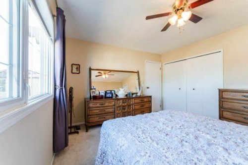 708 Bankview Close, Drumheller, AB - Indoor Photo Showing Bedroom