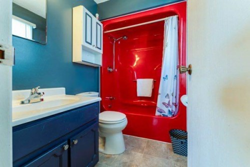 708 Bankview Close, Drumheller, AB - Indoor Photo Showing Bathroom