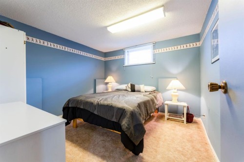 708 Bankview Close, Drumheller, AB - Indoor Photo Showing Bedroom