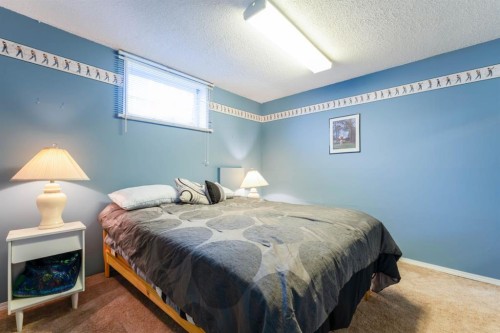 708 Bankview Close, Drumheller, AB - Indoor Photo Showing Bedroom