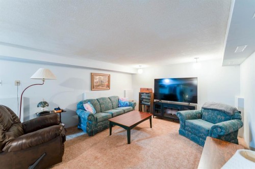 708 Bankview Close, Drumheller, AB - Indoor Photo Showing Living Room