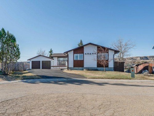 708 Bankview Close, Drumheller, AB - Outdoor