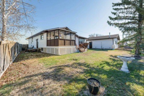 708 Bankview Close, Drumheller, AB - Outdoor