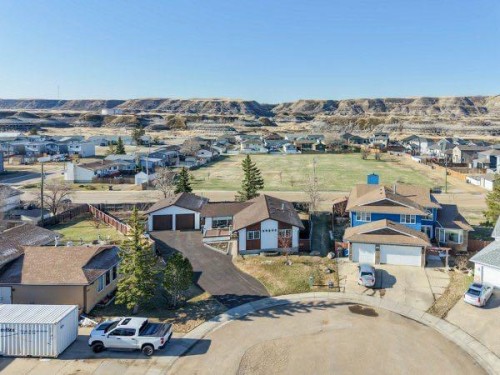 708 Bankview Close, Drumheller, AB - Outdoor With View