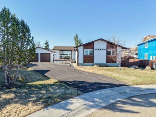 708 Bankview Close, Drumheller, AB - Outdoor