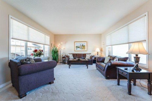 708 Bankview Close, Drumheller, AB - Indoor Photo Showing Living Room