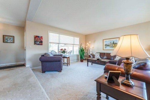 708 Bankview Close, Drumheller, AB - Indoor Photo Showing Living Room