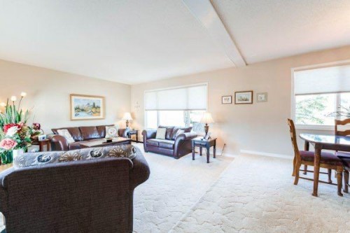 708 Bankview Close, Drumheller, AB - Indoor Photo Showing Living Room