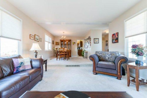 708 Bankview Close, Drumheller, AB - Indoor Photo Showing Living Room