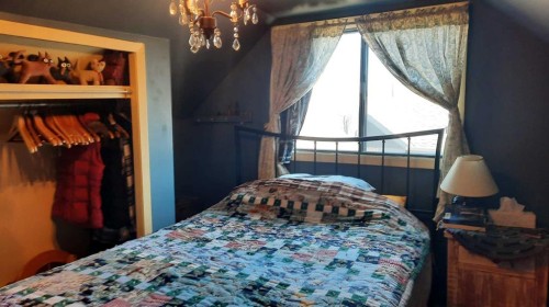 1111 2 Avenue West, Drumheller, AB - Indoor Photo Showing Bedroom