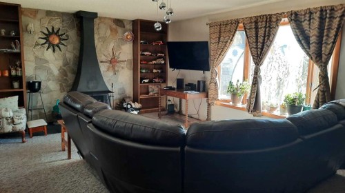 1111 2 Avenue West, Drumheller, AB - Indoor Photo Showing Living Room