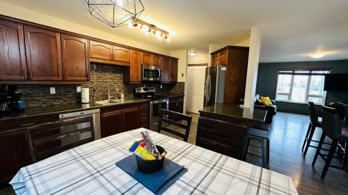 609 1 Street Sw, Drumheller, AB - Indoor Photo Showing Kitchen