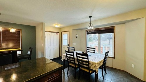 609 1 Street Sw, Drumheller, AB - Indoor Photo Showing Dining Room