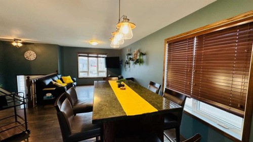 609 1 Street Sw, Drumheller, AB - Indoor Photo Showing Dining Room