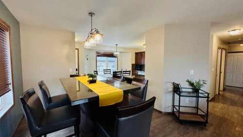 609 1 Street Sw, Drumheller, AB - Indoor Photo Showing Dining Room