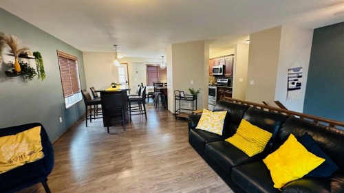 609 1 Street Sw, Drumheller, AB - Indoor Photo Showing Living Room