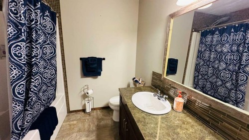 609 1 Street Sw, Drumheller, AB - Indoor Photo Showing Bathroom