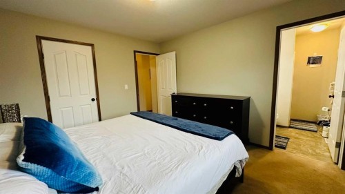 609 1 Street Sw, Drumheller, AB - Indoor Photo Showing Bedroom