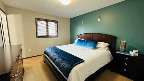 609 1 Street Sw, Drumheller, AB - Indoor Photo Showing Bedroom