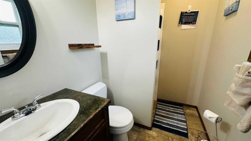 609 1 Street Sw, Drumheller, AB - Indoor Photo Showing Bathroom