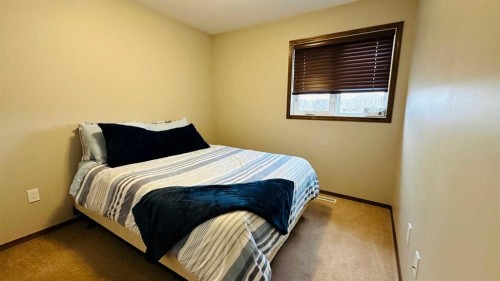 609 1 Street Sw, Drumheller, AB - Indoor Photo Showing Bedroom