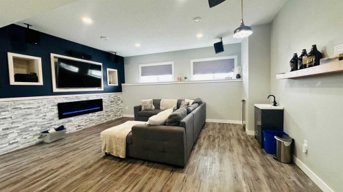 609 1 Street Sw, Drumheller, AB - Indoor With Fireplace