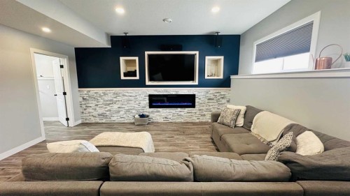 609 1 Street Sw, Drumheller, AB - Indoor Photo Showing Living Room With Fireplace