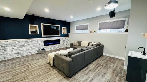 609 1 Street Sw, Drumheller, AB - Indoor With Fireplace