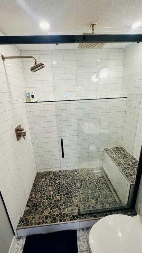 609 1 Street Sw, Drumheller, AB - Indoor Photo Showing Bathroom