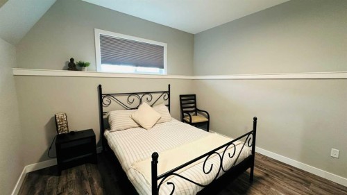 609 1 Street Sw, Drumheller, AB - Indoor Photo Showing Bedroom