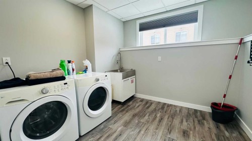 609 1 Street Sw, Drumheller, AB - Indoor Photo Showing Laundry Room