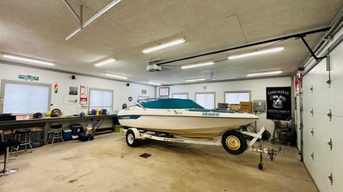 609 1 Street Sw, Drumheller, AB - Indoor Photo Showing Garage