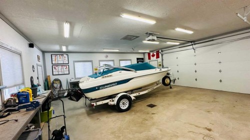 609 1 Street Sw, Drumheller, AB - Indoor Photo Showing Garage