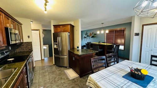 609 1 Street Sw, Drumheller, AB - Indoor Photo Showing Kitchen