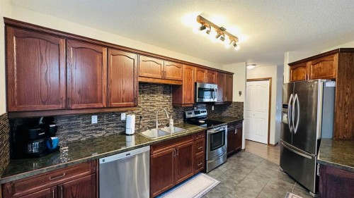 609 1 Street Sw, Drumheller, AB - Indoor Photo Showing Kitchen With Stainless Steel Kitchen