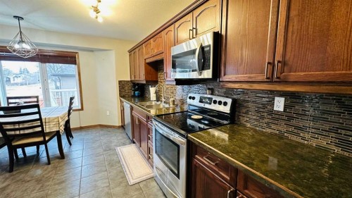 609 1 Street Sw, Drumheller, AB - Indoor Photo Showing Kitchen