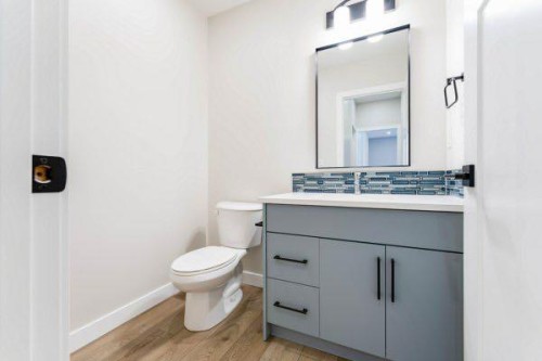 157 10 Avenue Se, Drumheller, AB - Indoor Photo Showing Bathroom