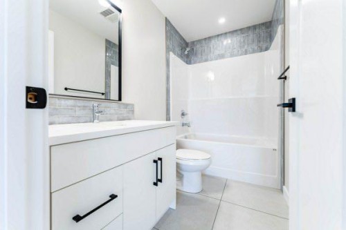 157 10 Avenue Se, Drumheller, AB - Indoor Photo Showing Bathroom