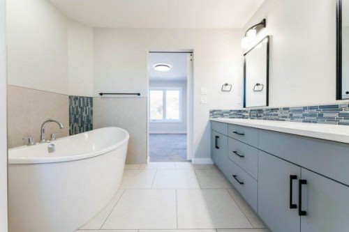 157 10 Avenue Se, Drumheller, AB - Indoor Photo Showing Bathroom